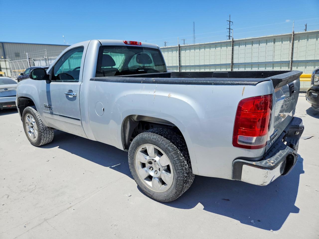 2013 GMC Sierra C1500 - Image 2