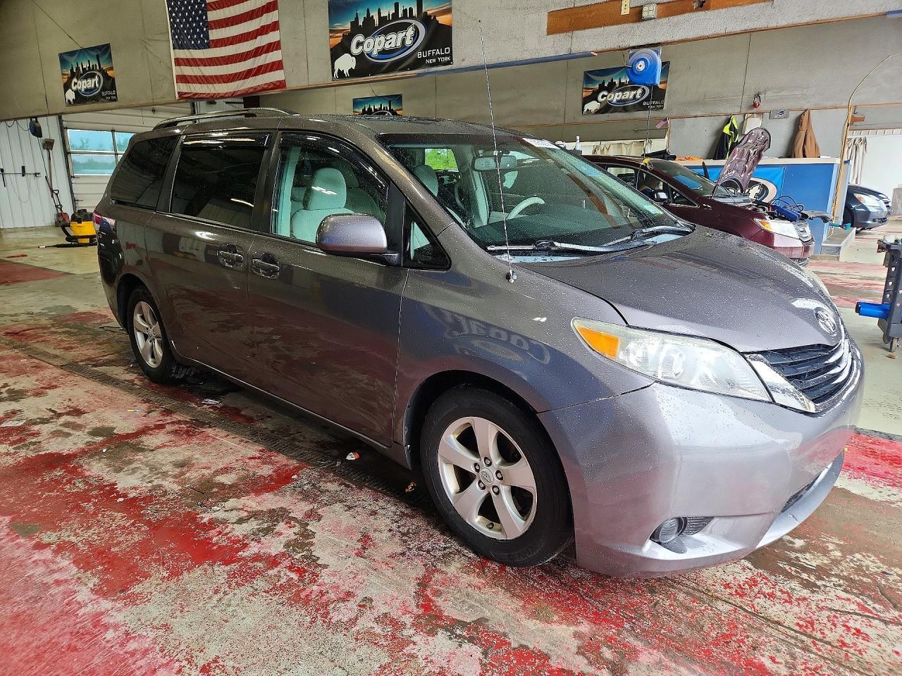2011 Toyota Sienna Le - Image 4