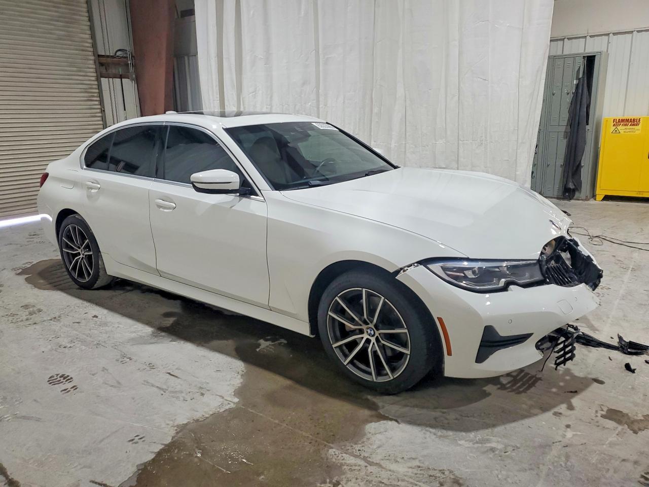 2022 BMW 330Xi - Фото 4