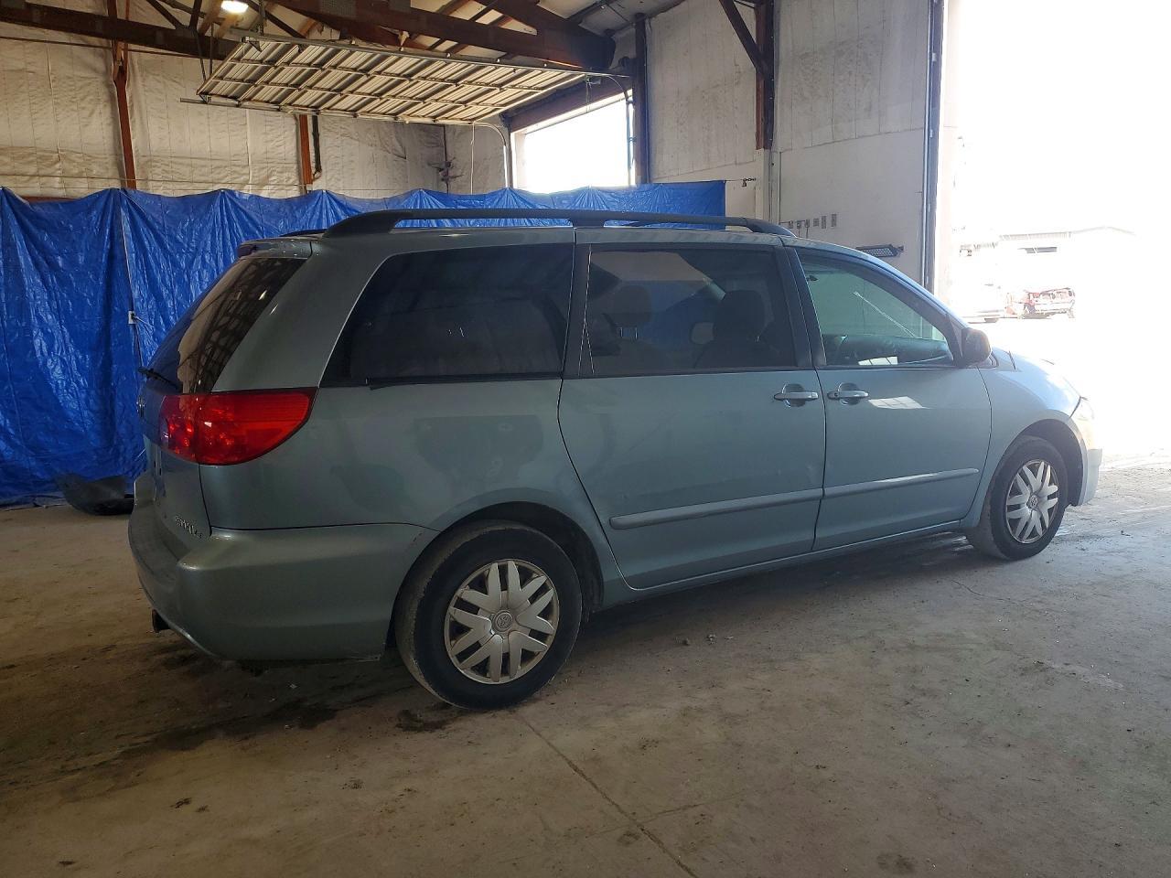 2009 Toyota Sienna Le 7-Passenger - Фото 3
