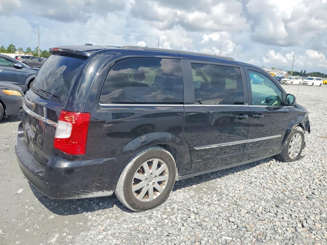 2013 Chrysler Town & Country Touring - Image 3