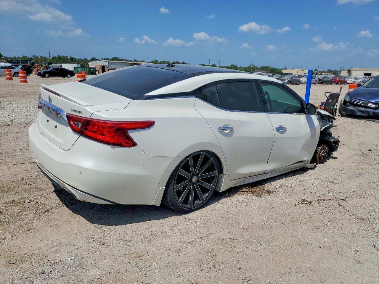 2016 Nissan Maxima Platinum - Image 3