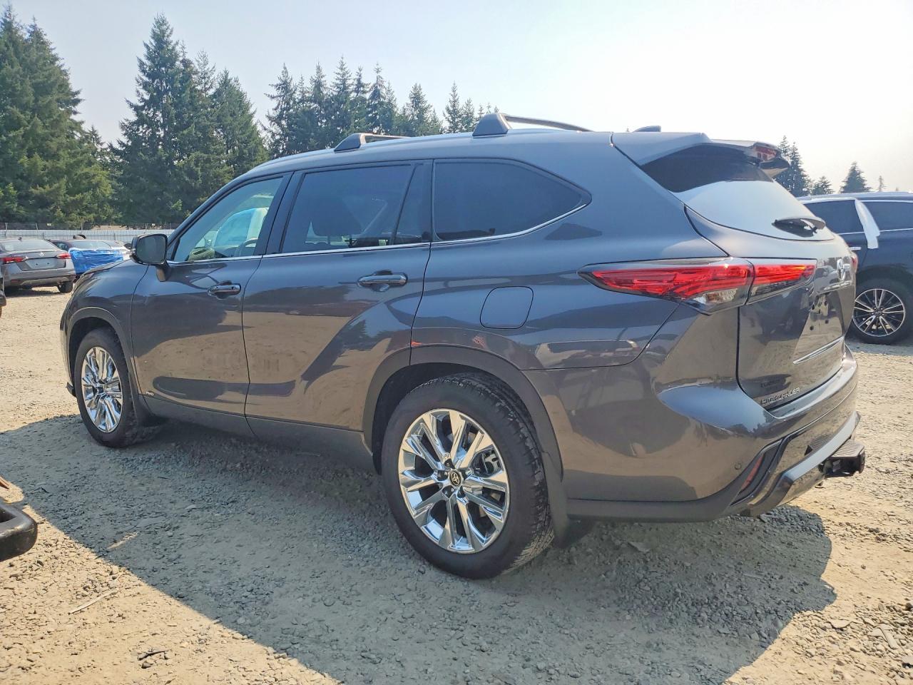 2023 Toyota Highlander Hybrid Limited - Image 2