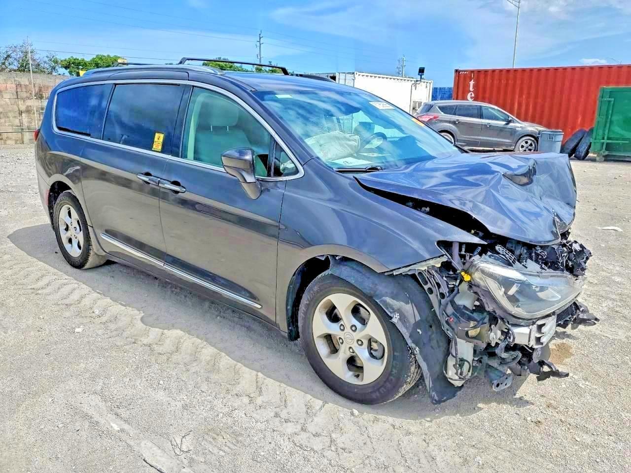2017 Chrysler Pacifica Touring L Plus - Image 4