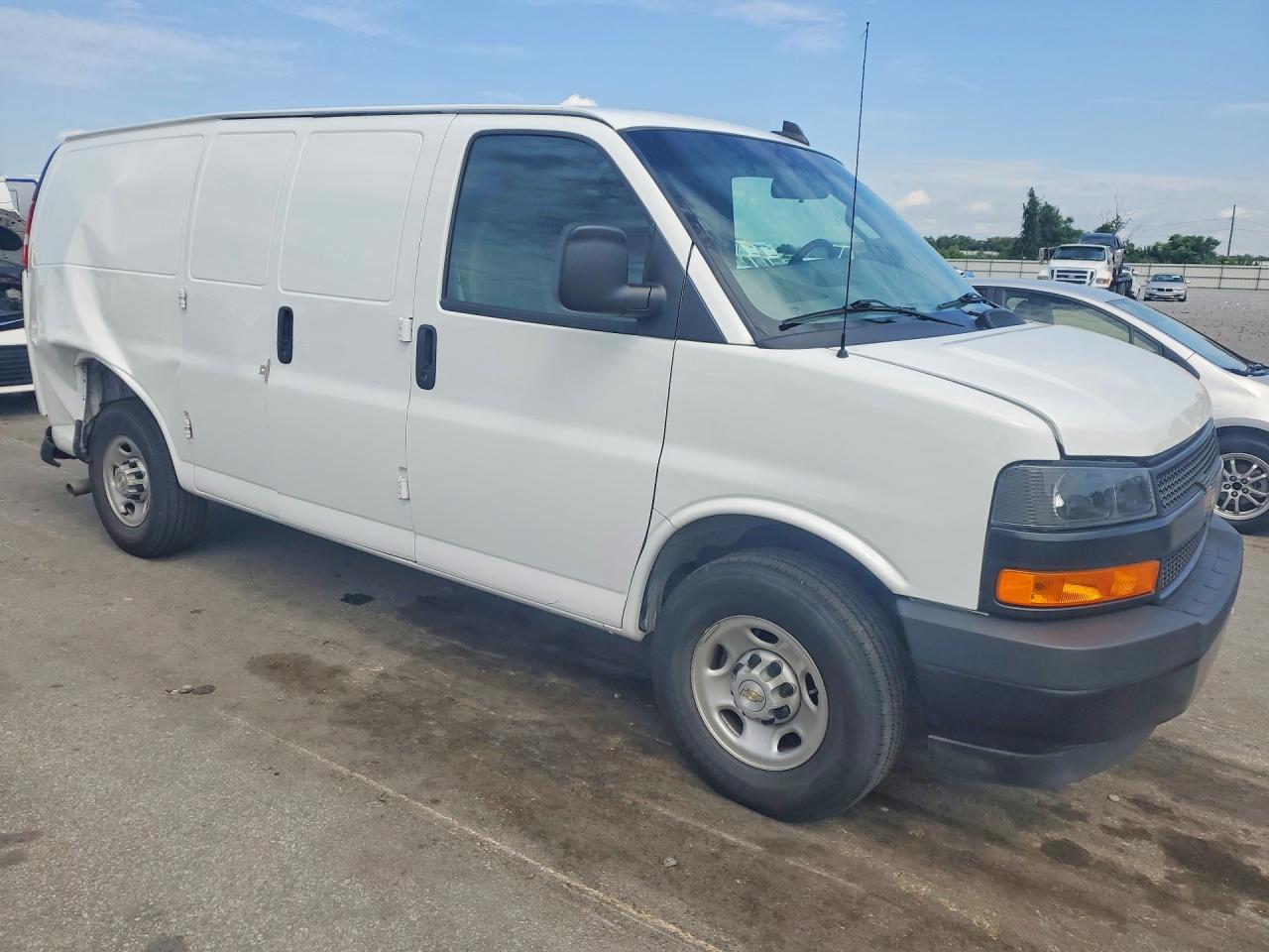 2025 Chevrolet Express G2500 - Фото 4