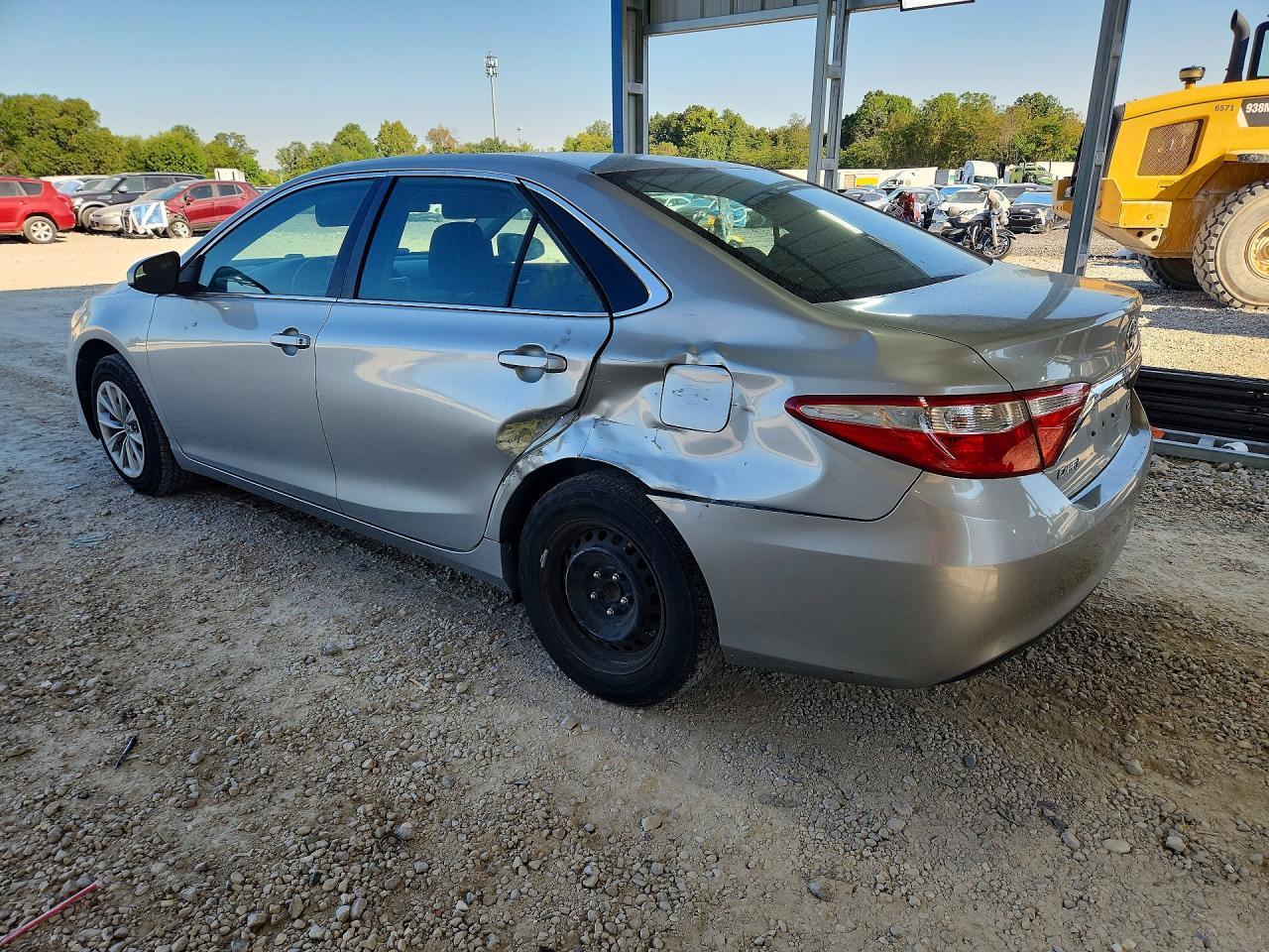 2016 Toyota Camry Le - Фото 2