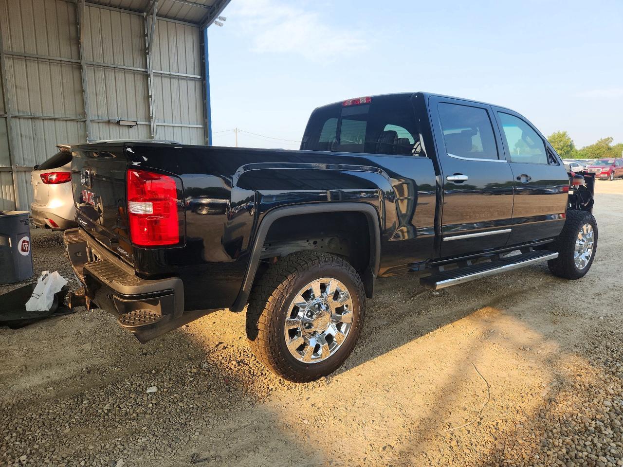 2016 GMC Sierra K2500 Denali - Image 3