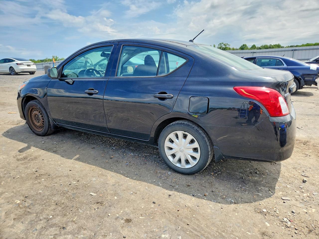 2015 Nissan Versa 1.6 S - Фото 2