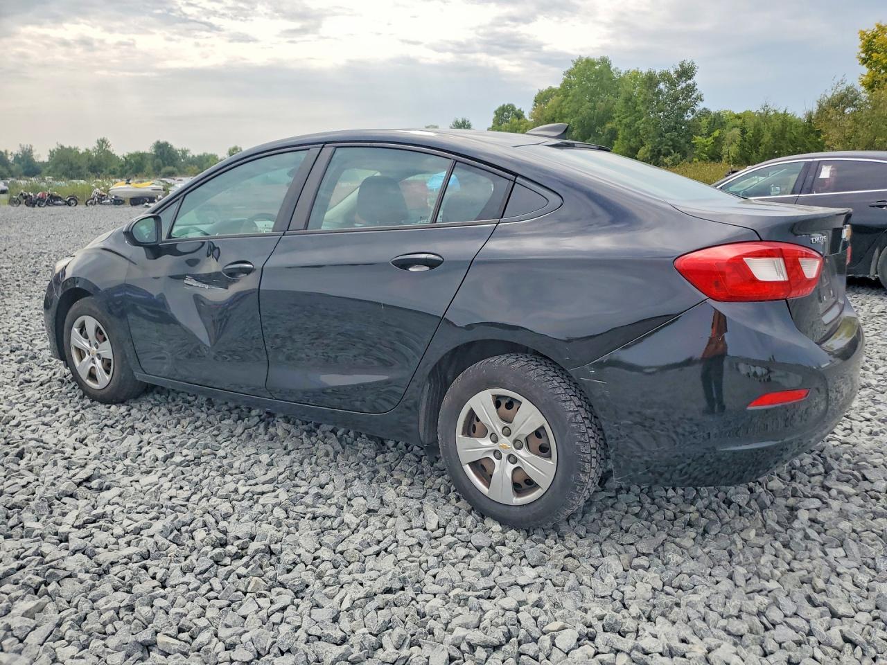 2017 Chevrolet Cruze Ls - Фото 2
