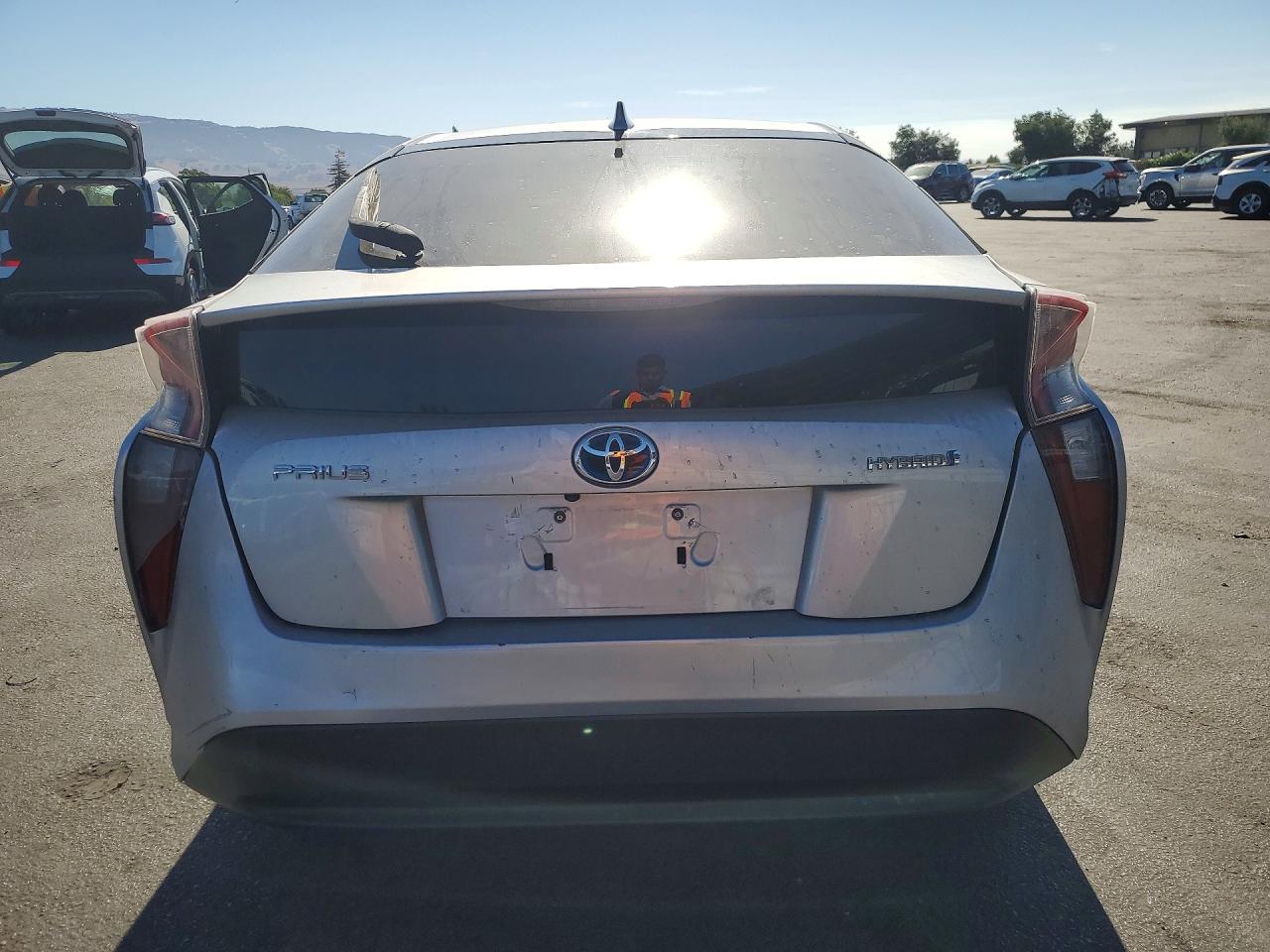 2017 Toyota Prius Two - Фото 6