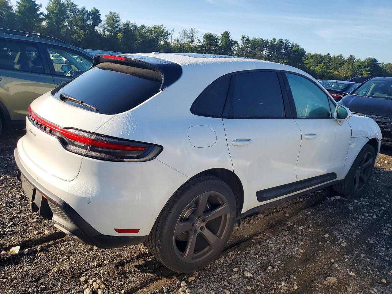 2022 Porsche Macan - Image 3