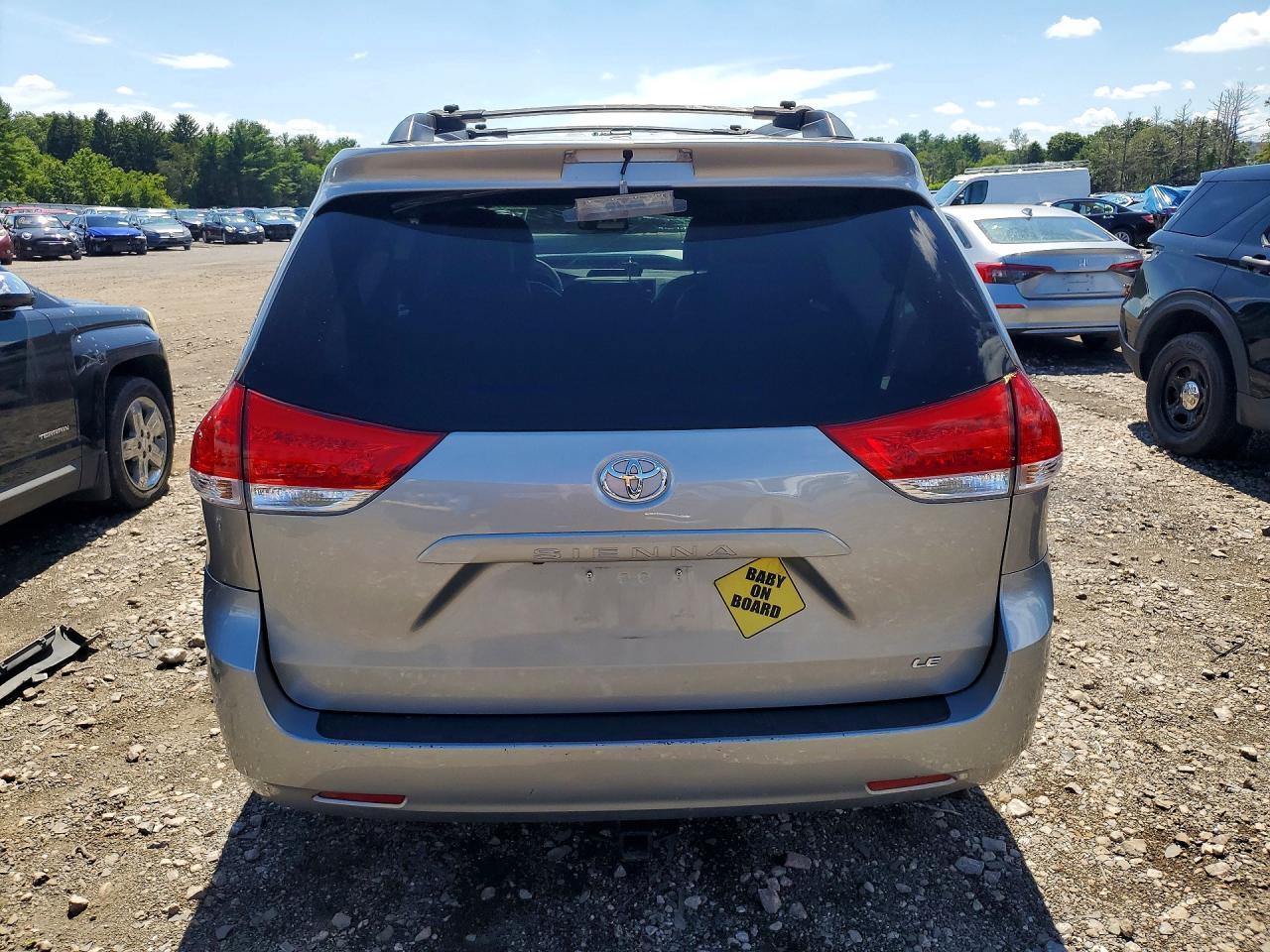 2011 Toyota Sienna Le - Фото 6
