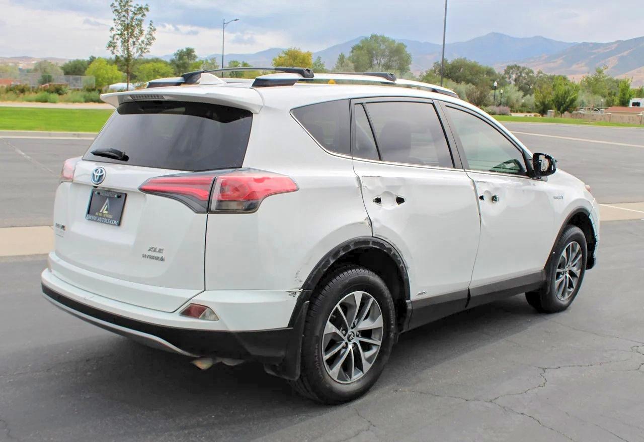 2017 Toyota Rav4 Hybrid Xle - Image 3