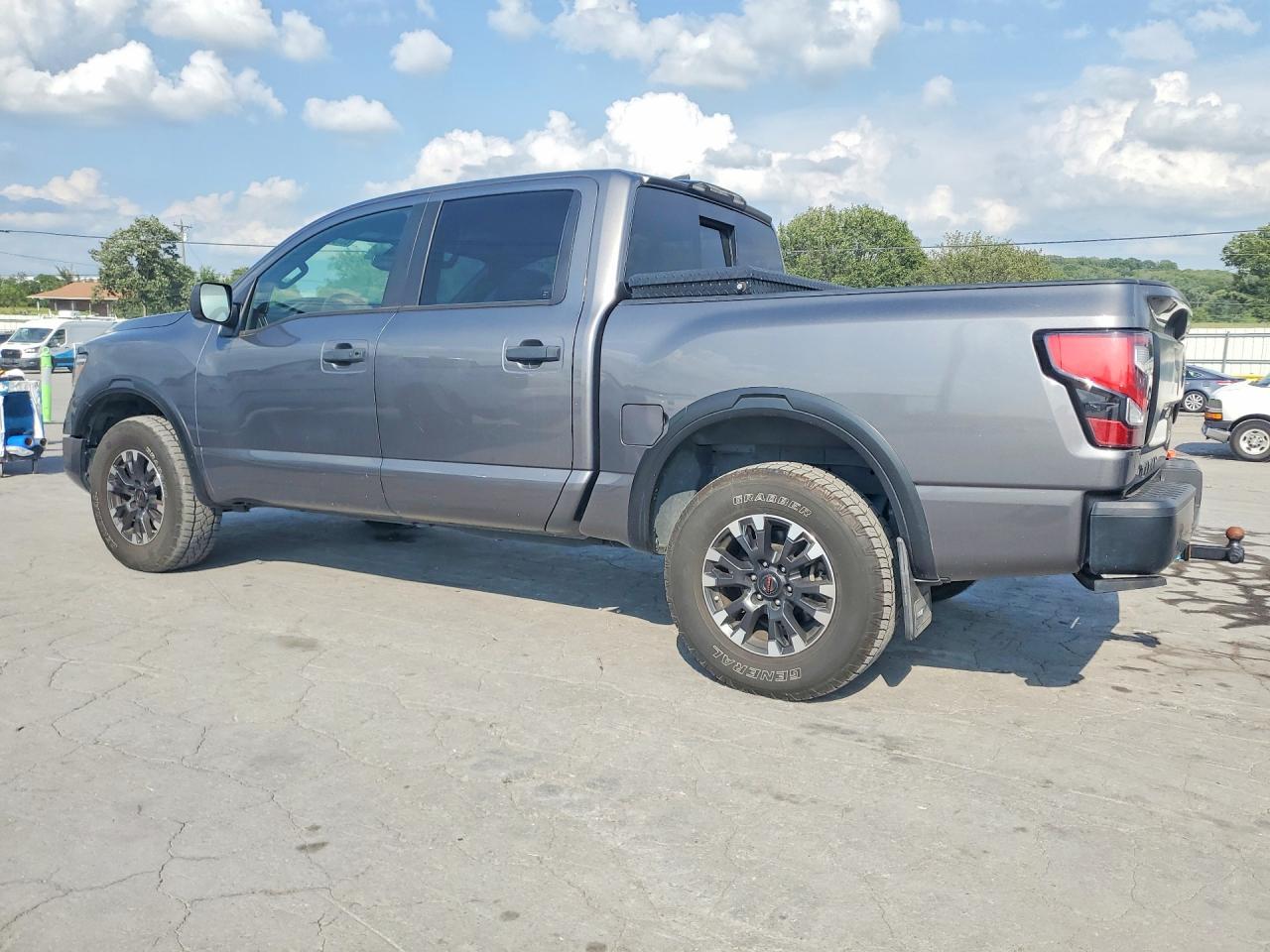 2022 Nissan Titan Pro-4X - Фото 2