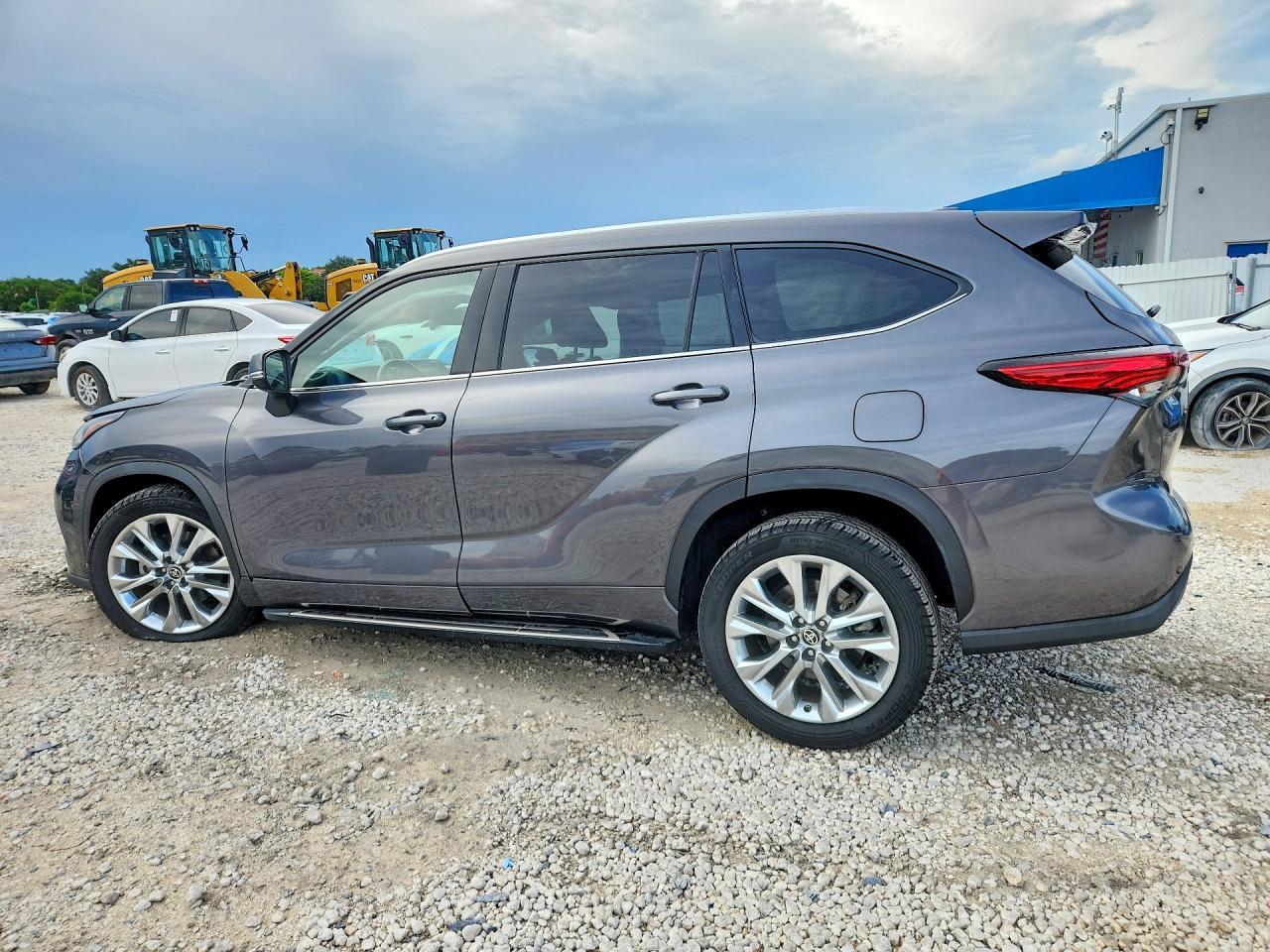 2023 Toyota Highlander Limited - Image 2