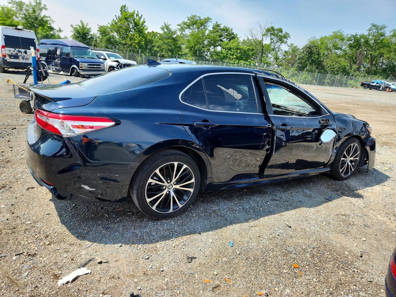 2020 Toyota Camry Se - Фото 3
