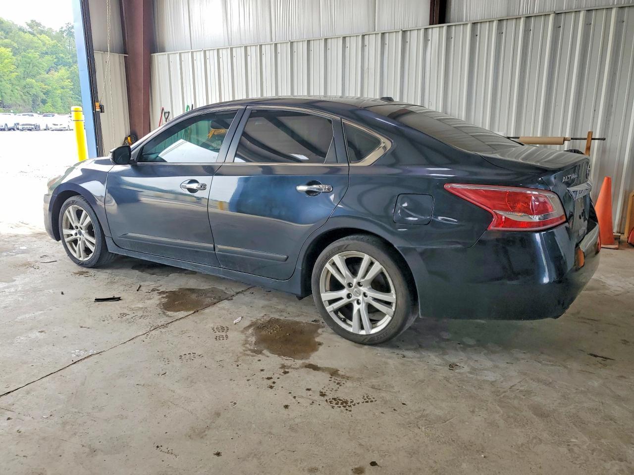 2013 Nissan Altima 3.5 S - Image 2
