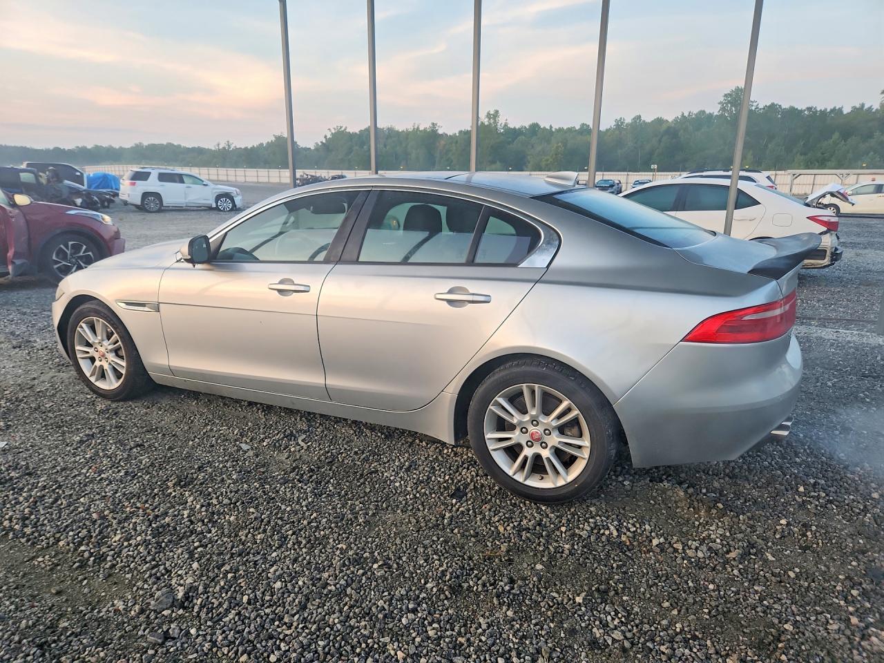 2018 Jaguar Xe Premium - Фото 2