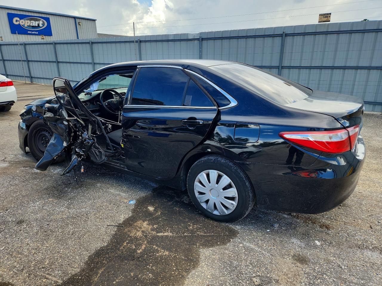 2015 Toyota Camry Le - Фото 2