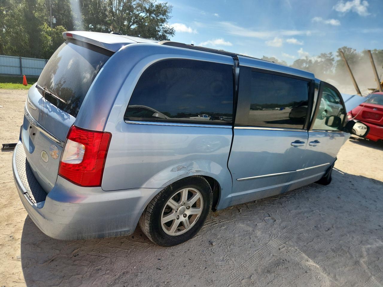2012 Chrysler Town & Country Touring - Image 3