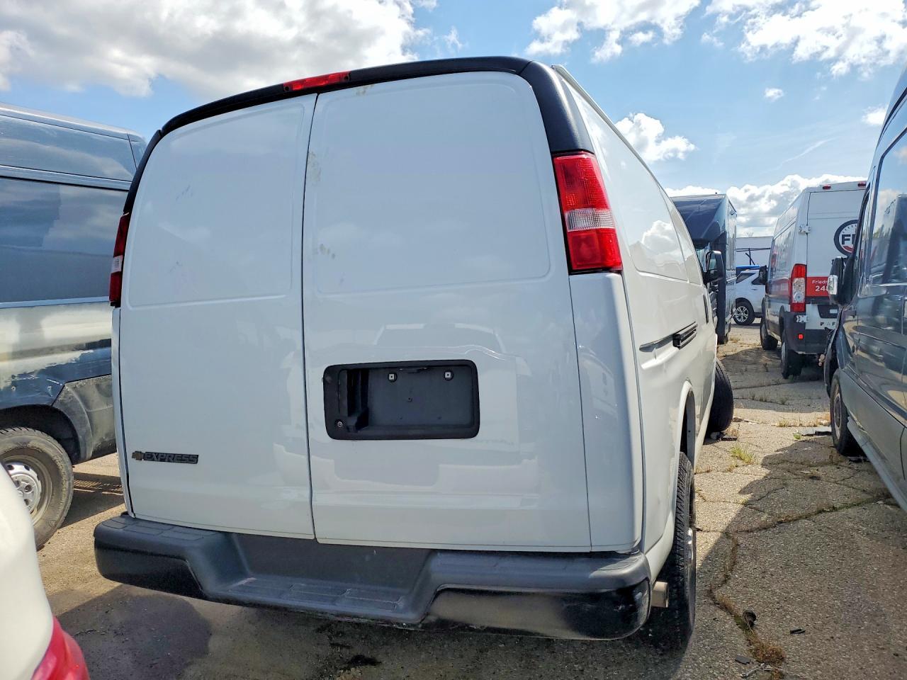 2023 Chevrolet Express G2500 - Фото 6