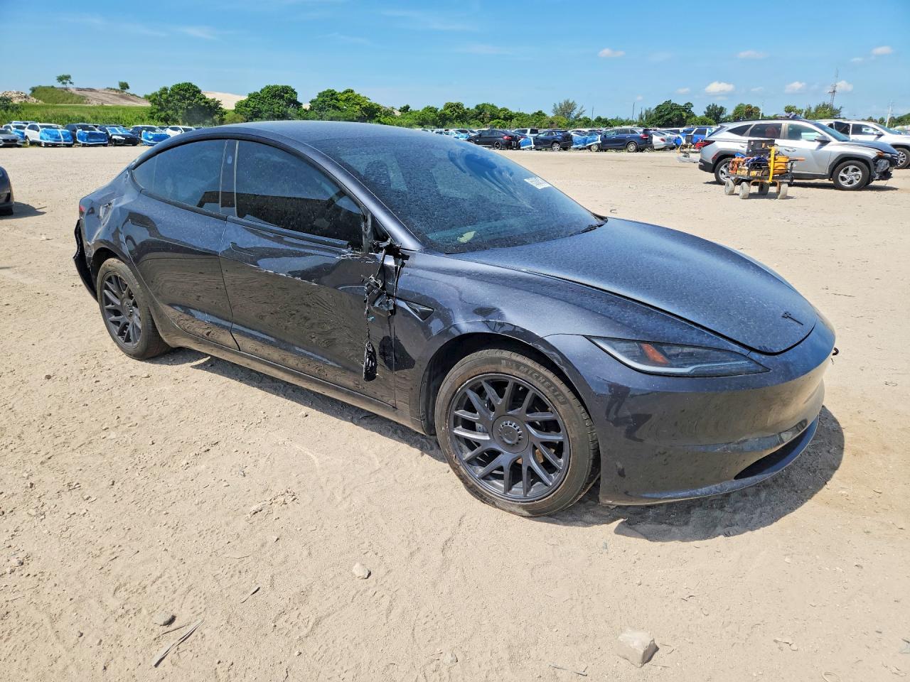2025 Tesla Model 3 - Фото 4