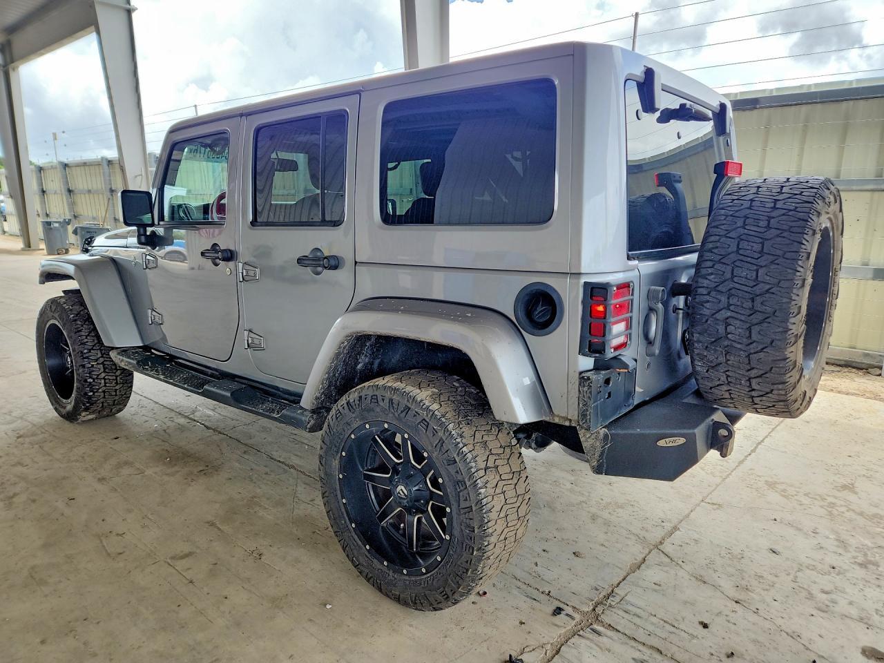 2017 Jeep Wrangler Unlimited Sahara - Фото 2