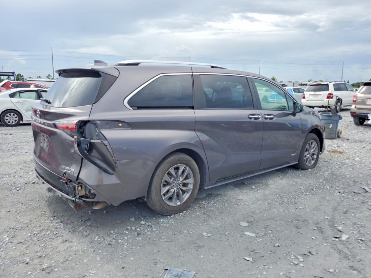 2021 Toyota Sienna Platinum 7-Passenger - Image 3