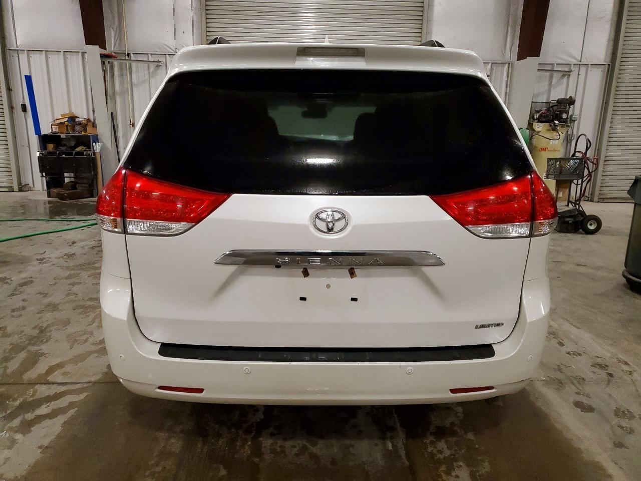 2013 Toyota Sienna Limited 7-Passenger - Фото 6
