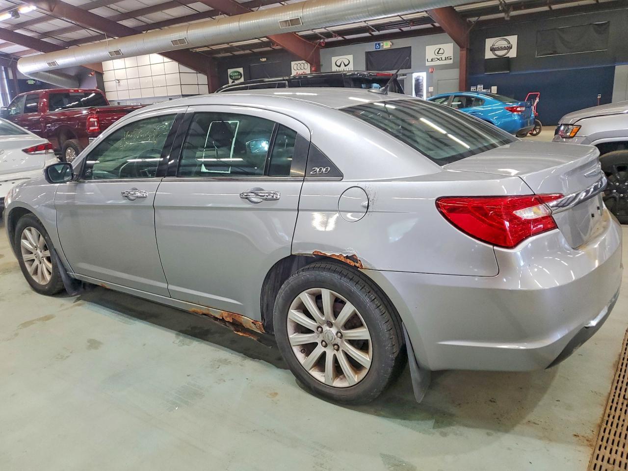 2013 Chrysler 200 Limited - Image 2