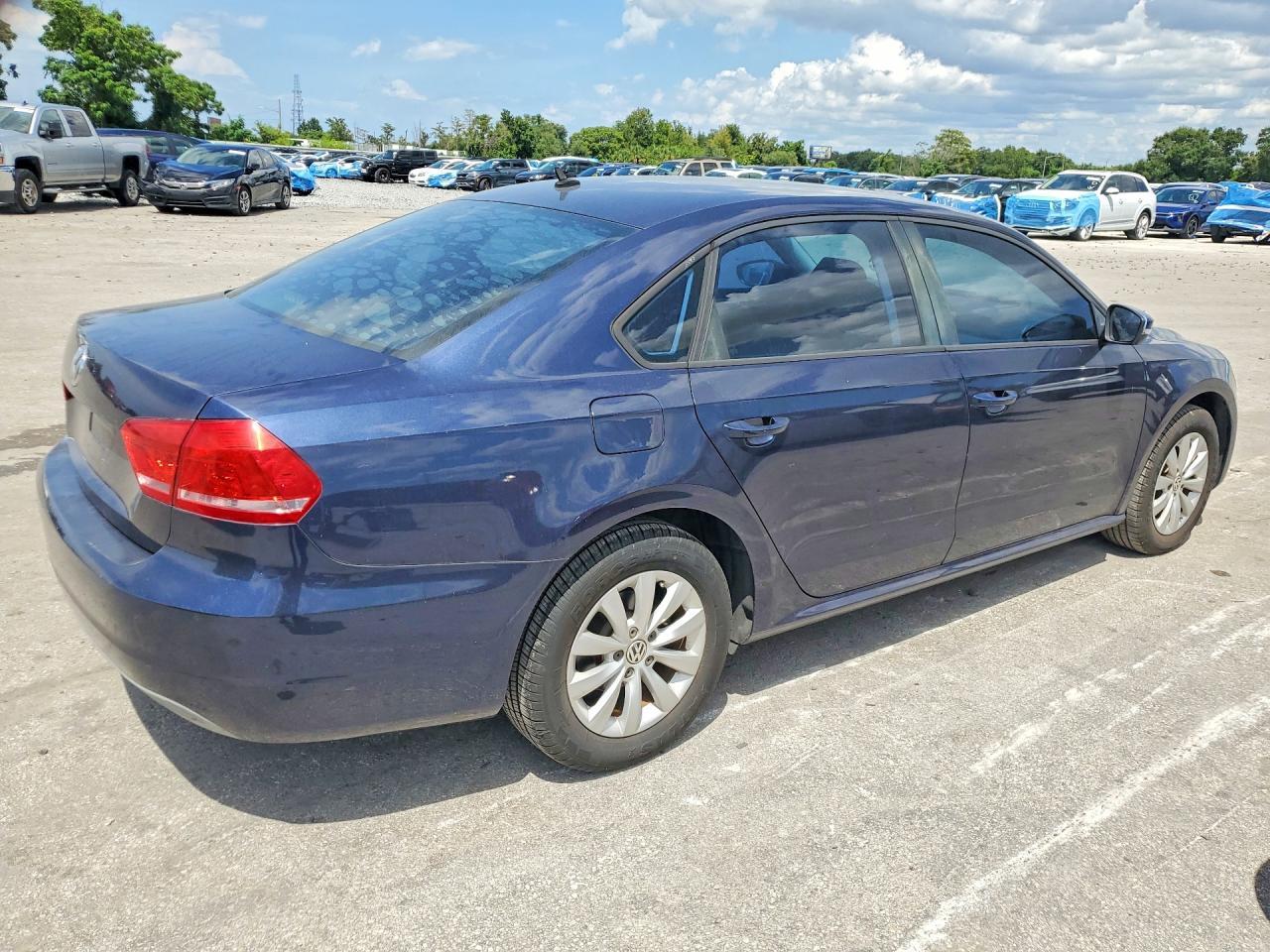 2012 Volkswagen Passat S - Фото 3