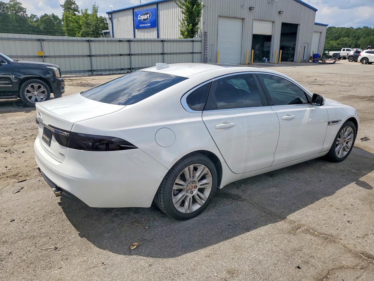 2017 Jaguar Xf Premium - Image 3