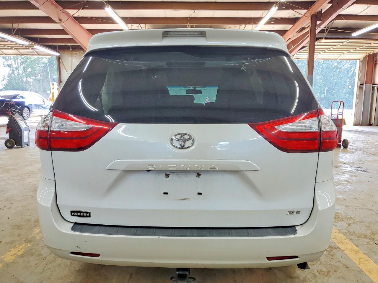 2015 Toyota Sienna Xle 8-Passenger - Фото 6