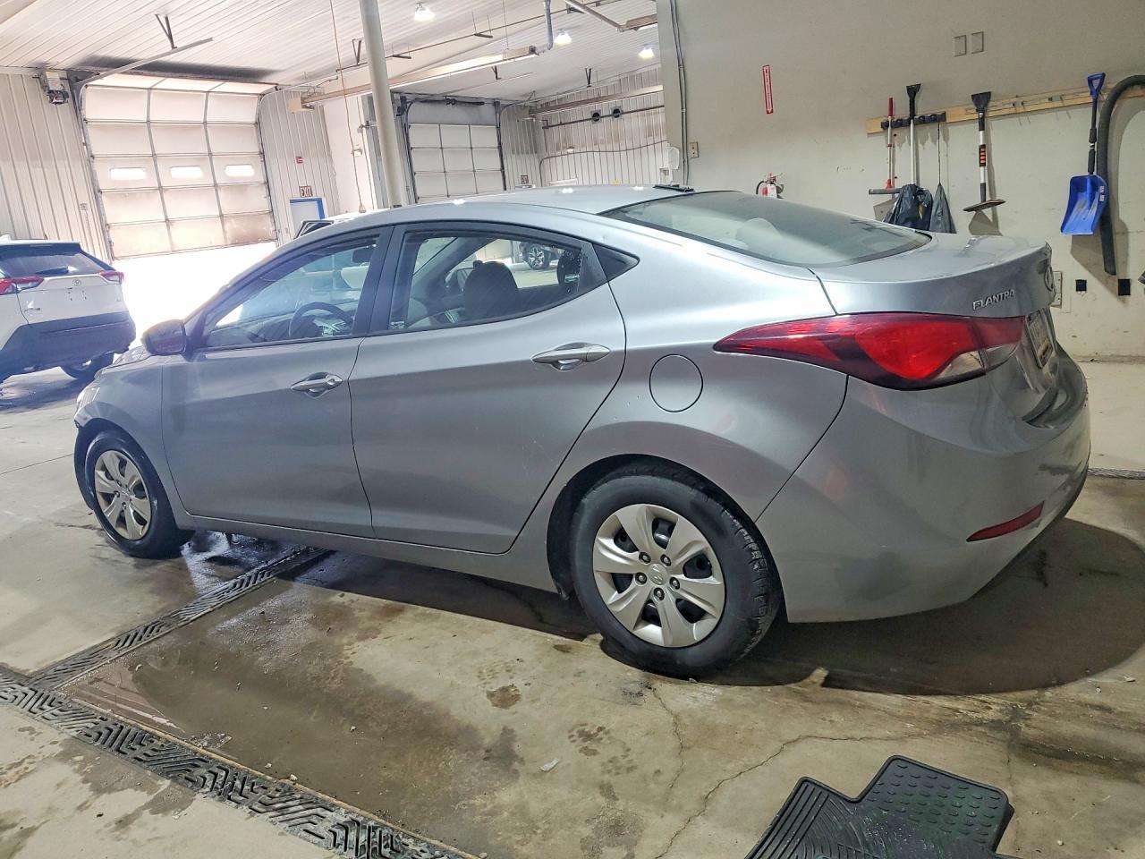 2016 Hyundai Elantra Se - Image 2