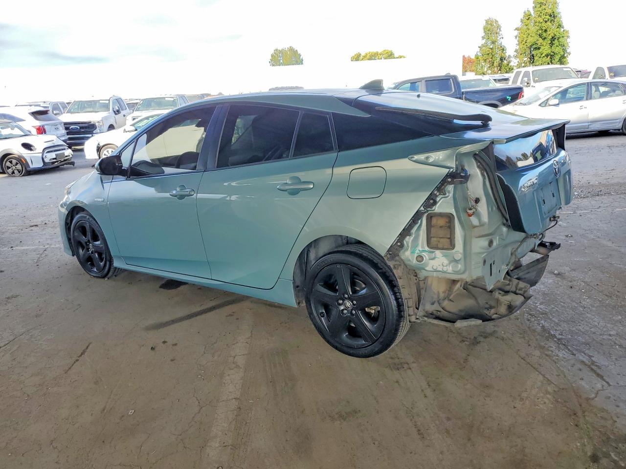 2016 Toyota Prius Three Touring - Фото 2
