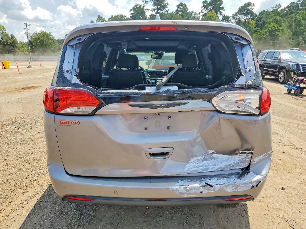 2019 Chrysler Pacifica Touring L Plus - Image 6