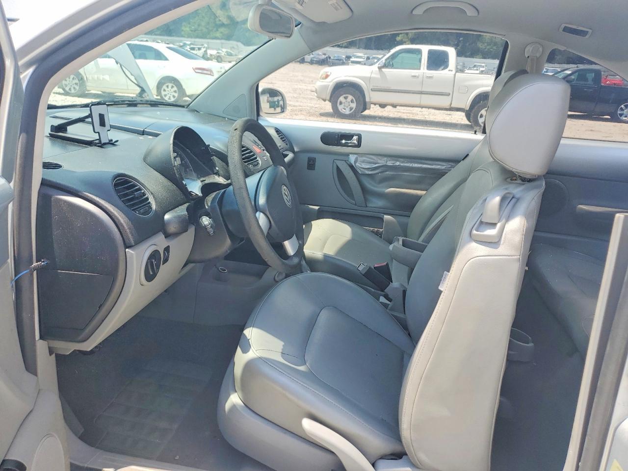 2008 Volkswagen New Beetle S - Image 7