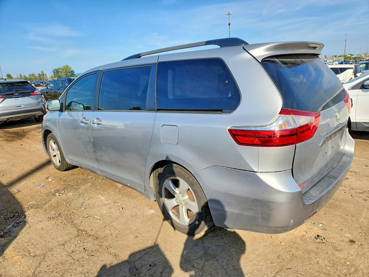 2015 Toyota Sienna Le - Image 2