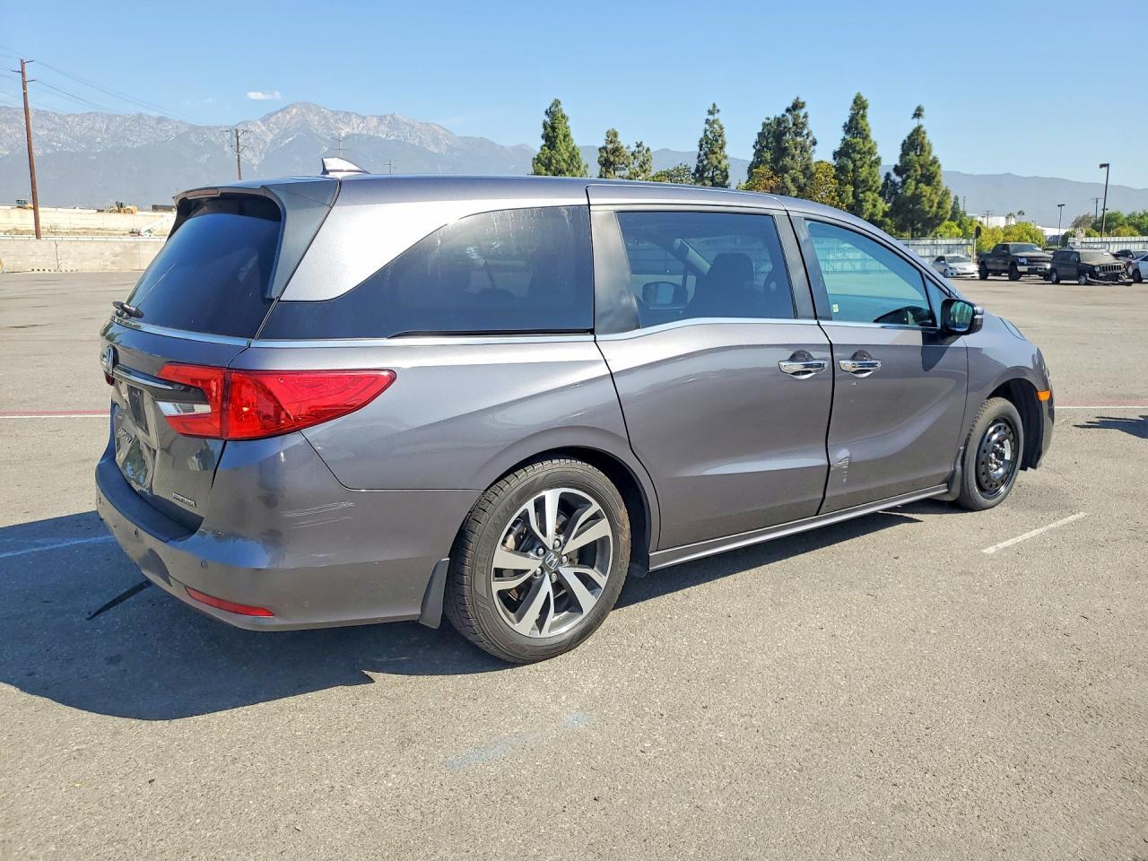 2023 Honda Odyssey Touring - Фото 3