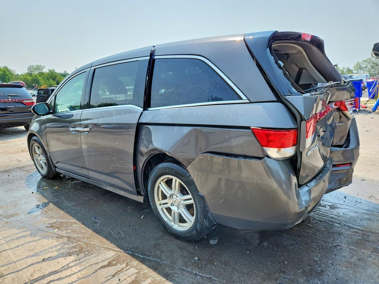 2014 Honda Odyssey Touring - Image 2