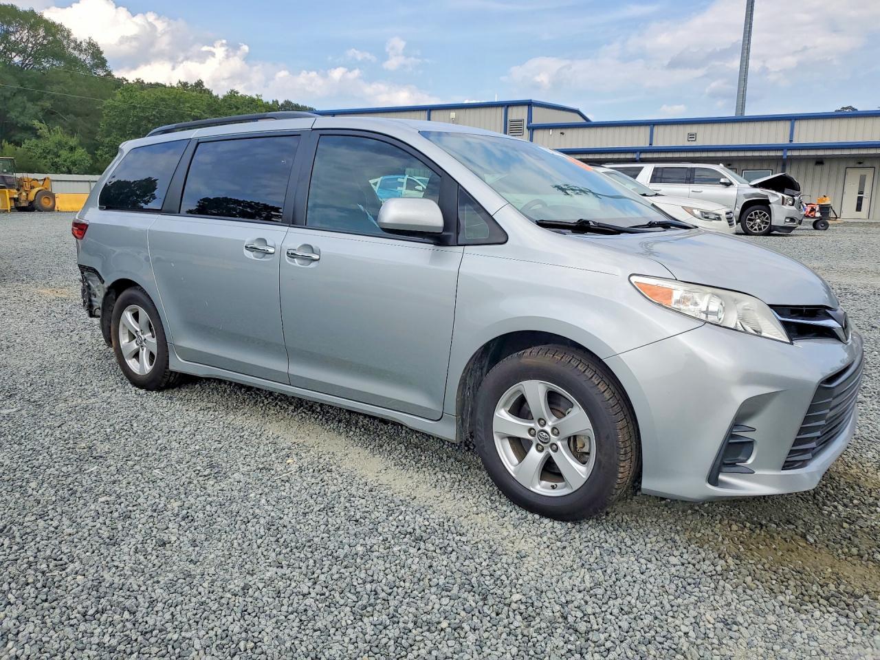 2020 Toyota Sienna Le - Фото 4