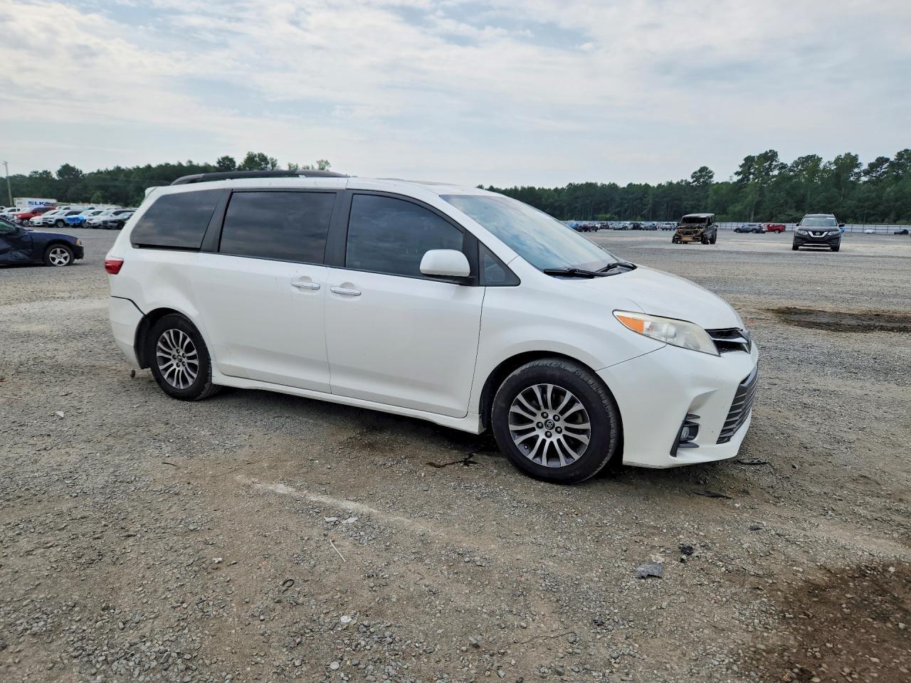 2019 Toyota Sienna Xle 8-Passenger - Image 4