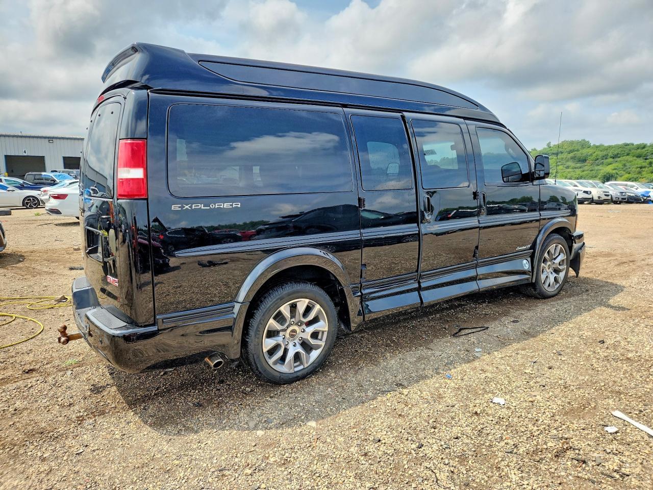 2022 GMC Savana G2500 - Фото 3