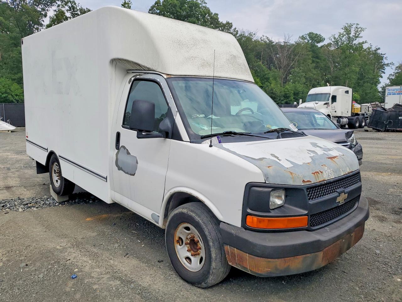 2010 Chevrolet Express Delivery Truck - Image 4