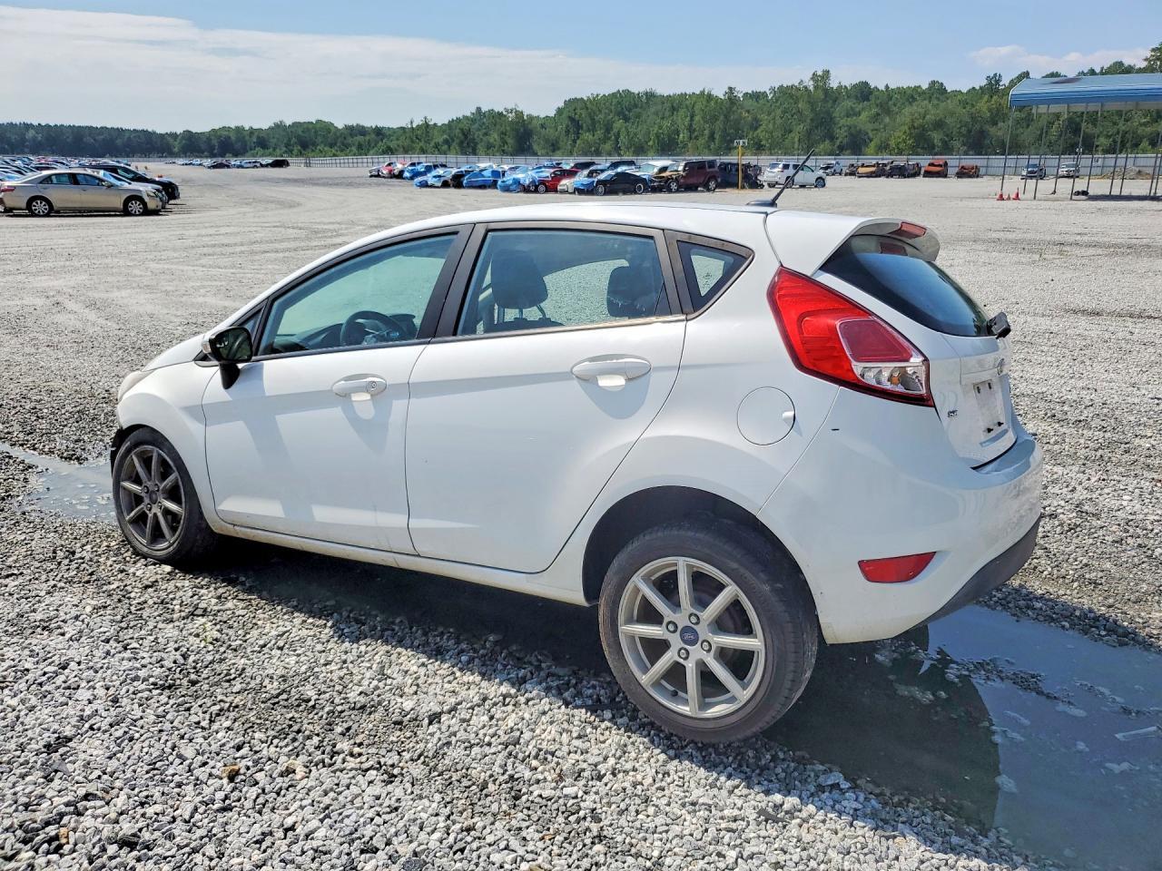 2016 Ford Fiesta Se - Фото 2