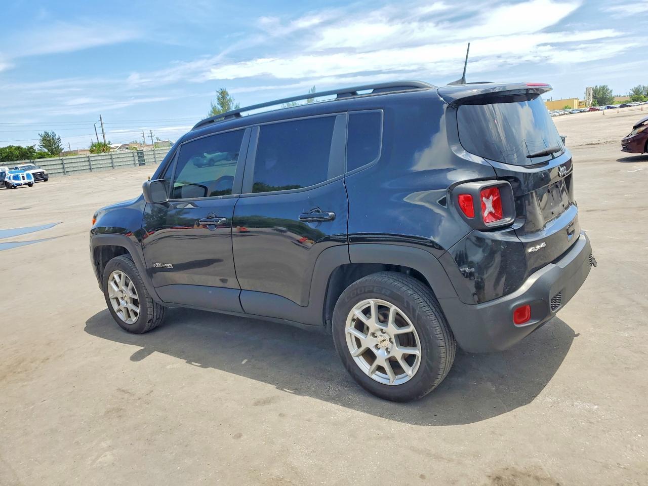 2022 Jeep Renegade Latitude - Image 2