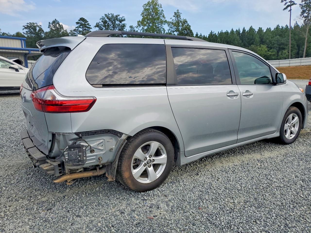 2020 Toyota Sienna Le - Фото 3