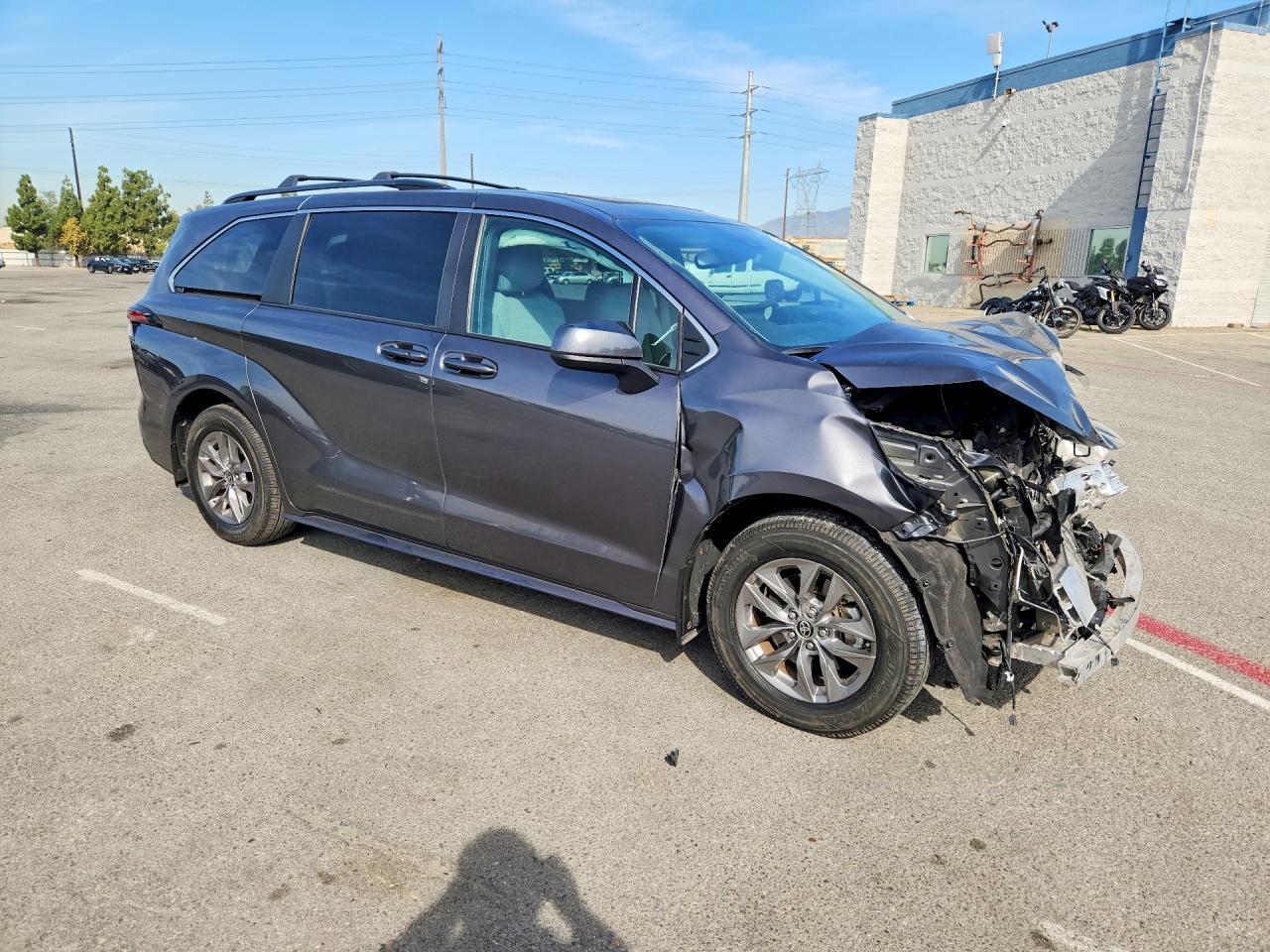 2025 Toyota Sienna Le - Фото 4
