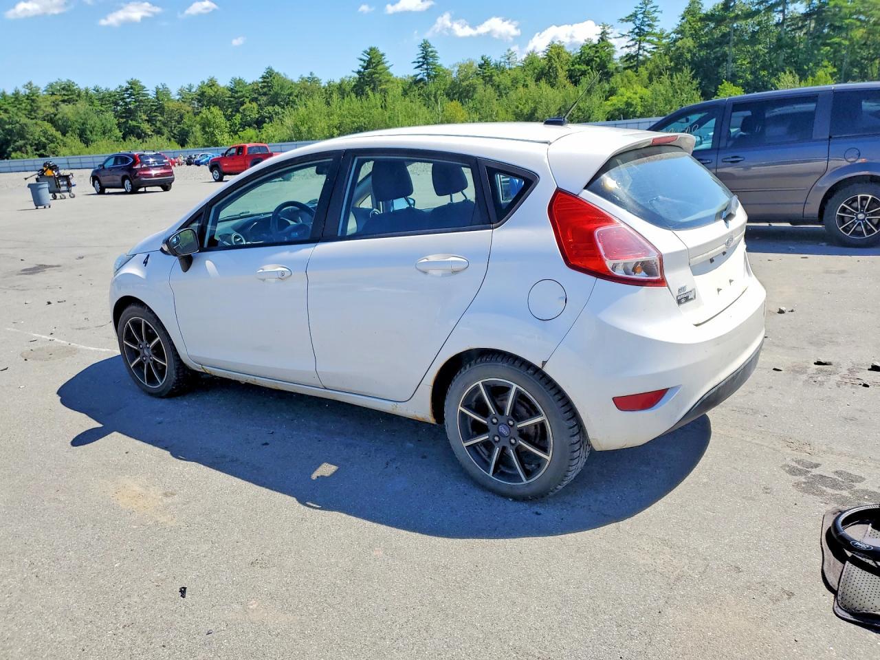 2016 Ford Fiesta Se - Фото 2