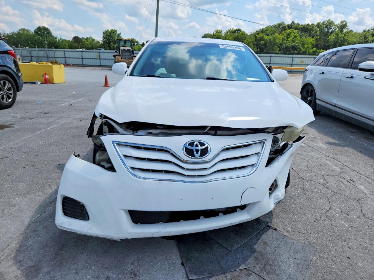 2010 Toyota Camry Le - Image 5